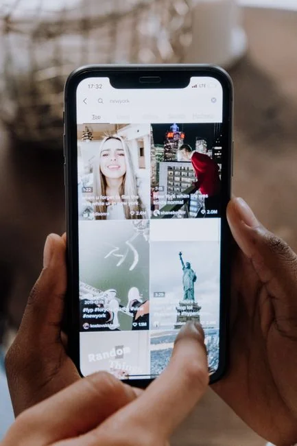 Un smartphone montrant la page d’accueil de Google sur une surface en bois, vu d’en haut.
